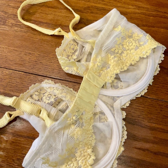 Wacoal Bra Set in Yellow Lace - Picture 4 of 9